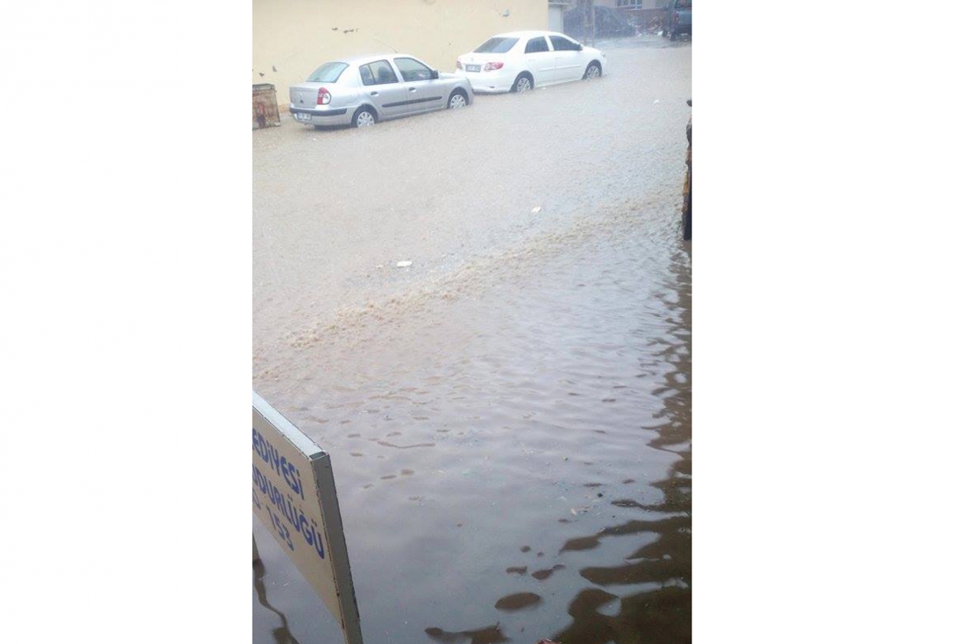 Hilvan’da ev ve iş yerlerini yağmur suyu bastı